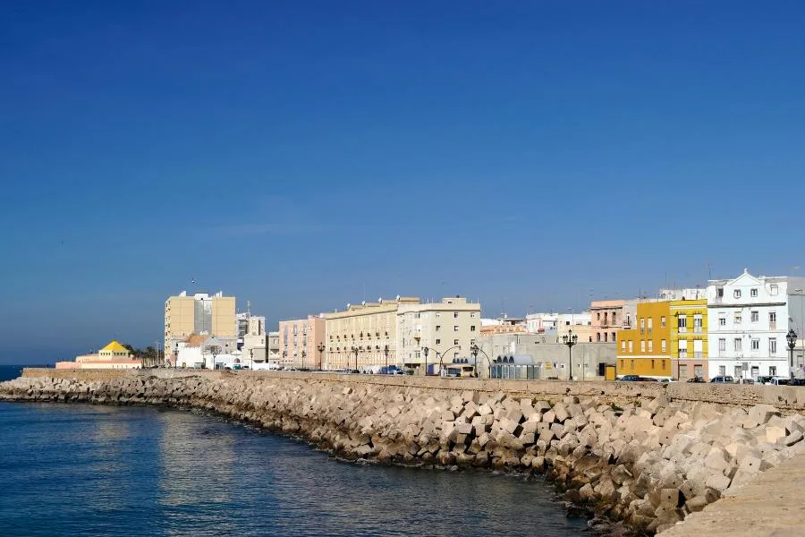 Que ver en Cádiz y alrededores en 3 días 14 El paseo Maritimo Cadiz espana